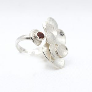 Unik organisk silverring. Her Moon Lily, no 125